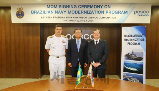 포스코대우는 브라질 해군과 해군 현대화사업 MOM을 29일 체결하였다. 왼쪽부터 마리우 페헤이라(Mario Ferreira) AMRJ 해군조선소장, 김영상 포스코대우 사장, 루이스 페르난도 세하(Luiz Fernando Serra) 주한 브라질 대사. /사진제공=포스코대우