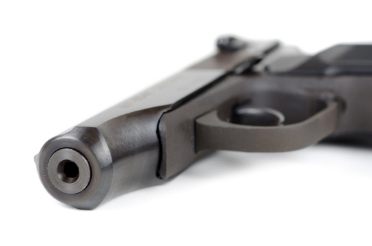 미국에서 권총을 갖고 놀다 총이 발사돼 숨진 2세 남아의 아버지가 과실치사 혐의로 재판을 받게 됐다. /출처=이미지투데이
