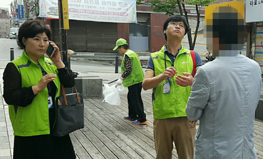 1일 오전 서울 성동구 왕십리역 인근에서 성동구청 직원들이 흡연단속을 하고 있다. /연합뉴스