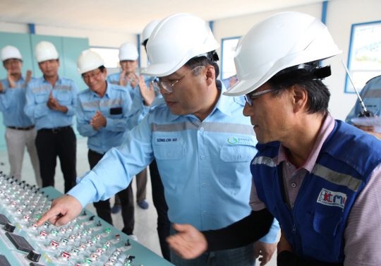 송치호(오른쪽에서 두번째) LG상사 대표가 인도네시아 GAM 광산의 시험생산 가동을 위해 광산의 생산설비를 조작하는 제어 장치를 누르고 있다. LG상사는 내년 1월부터 연간 300만톤 규모로 상업상생을 시작해 향후 최대 1,400만톤 규모로 확대할 계획이다. /사진제공=LG상사