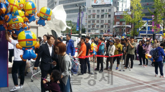 29일 오전 서울 명동 신세계백화점 본점 정문에서 고객들이 뽀로로 풍선을 받기 위해 길게 줄을 서 있다.  /윤경환기자