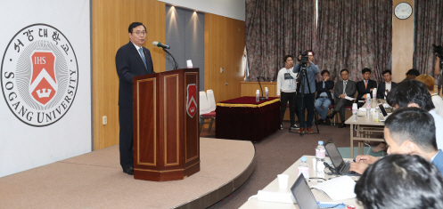 유기풍 서강대 총장(왼쪽)이 29일 오후 서울 마포구 서강대학교 본관 4층 회의실에서 열긴 긴급기자회견에서 사퇴 의사를 밝히고 있다. /연합뉴스