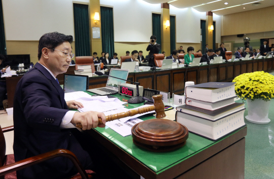 29일 오전 서울 종로구 감사원에서 열린 국회 법제사법위원회 국정감사.  위원장인 새누리당 권성동 의원 등 여당 의원들의 불참으로 시작이 지연되자 야당 간사인 더불어민주당 박범계 의원이 위원장석에 앉아 대리 임무를 수행하고 있다./연합뉴스