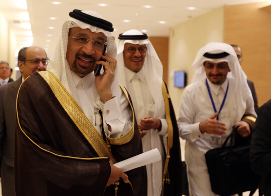 28일(현지시간) 알제리 수도 알제에서 열린 석유수출국기구(OPEC) 임시 회동에 참석한 칼리드 팔리흐 사우디아라비아 에너지부 장관이 회의에 앞서 전화를 하고 있다.  /알제=EPA연합뉴스