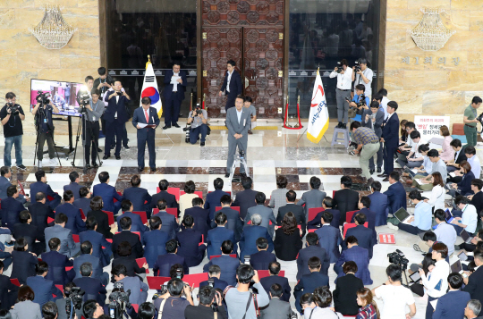 [새누리당, 본회의장 앞 의원총회]   새누리당 정진석 원내대표와 조원진 비대위원장이 29일 오후 국회 본회의장 앞 로텐더홀에서 의원총회를 열고 정세균 국회의장 사퇴를 촉구하고 있다. /연합뉴스