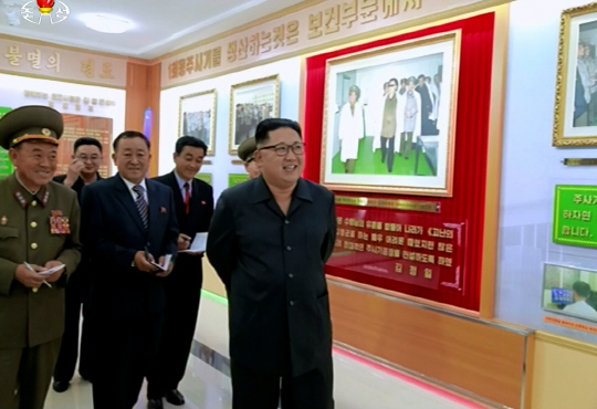 김정은 북한 조선노동당 위원장이 지난 24일 평양 대동강주사기공장을 방문해 공장 시설을 돌아보고 있다./연합뉴스