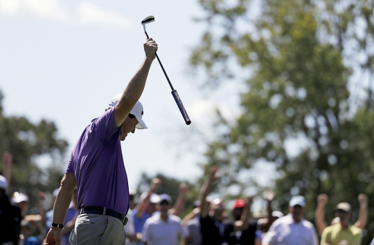 Phil Mickelson reacts after sinking a putt on the first hole during the first round of the Tour Championship golf tournament at East Lake Golf Club in Atlanta, Thursday, Sept. 22, 2016. (AP Photo/David Goldman)      <저작권자(c) 연합뉴스, 무단 전재-재배포 금지>