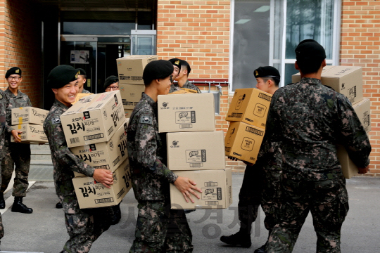 포천 군부대의 국군 장병들이 GS25가 전달한 400명분의 간식을 옮기고 있다. / 사진제공=GS리테일