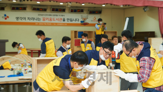 CJ주식회사 임직원들이 29일 DIY가구만들기 봉사활동에 참여해 책장과 독서용테이블을 만들고 있다. /사진제공=CJ