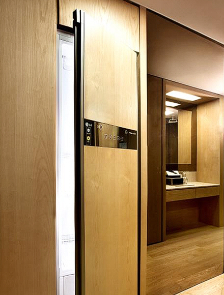 ‘합정 푸르지오 주상복합 아파트’ 마포 모델하우스에 선보인 빌트인 형식의 LG 트롬 스타일러. /사진제공=LG전자
