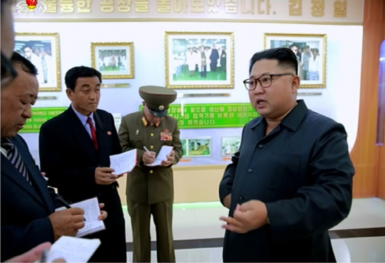 지난 24일 김정은 북한 조선노동당 위원장이 평양 대동강주사기공장을 찾아 공장 시설을 돌아보고 있다./연합뉴스