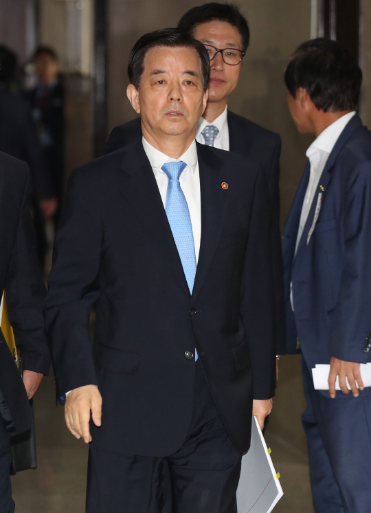 한민구 국방장관이 30일 오전 국회 본청에서 열린 새누리당 북핵ㆍ사드본부 간담회에 참석하고 있다. /연합뉴스