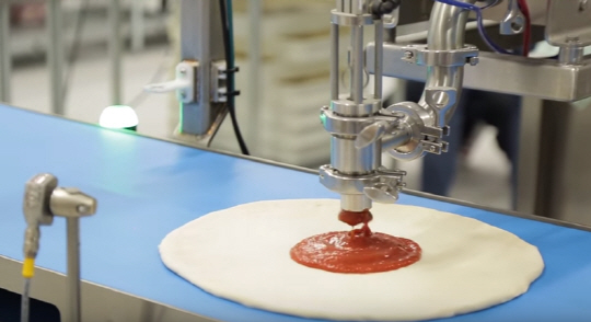 피자를 만들고 있는 줌피자의 로봇/유튜브