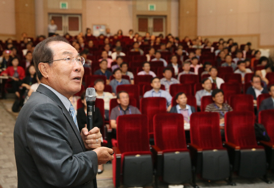 윤동한 한국콜마 회장이 30일 청주 한국교원대에서 전국 중·고등학교 교장 250명을 대상으로 ‘기술 개발과 인재 경영’을 주제로 강연하고 있다./사진제공=전국경제인연합회