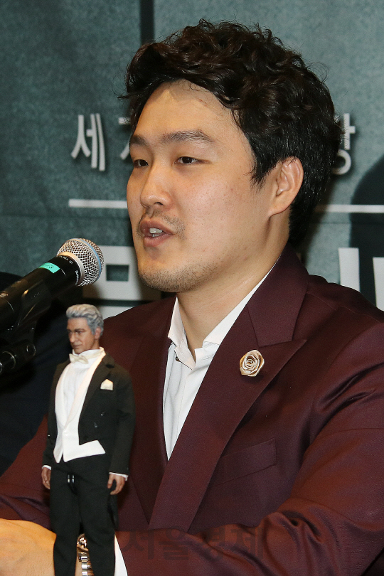 테너 김건우가 30일 오후 서울 광장동 W호텔에서 열린 플라시도 도밍고(75)의 내한 기자간담회에서 소감을 밝히고 있다.