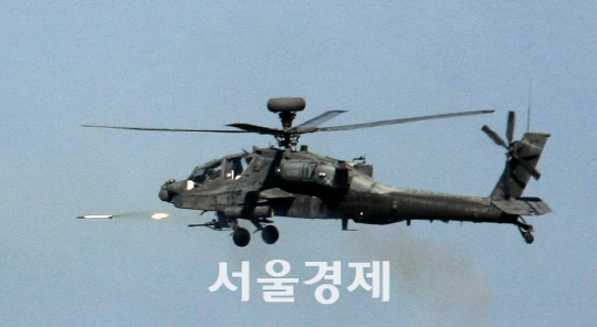 최강 공격헬기 '아파치' 첫 공개...옵션 뺀 가격 대당 350억
