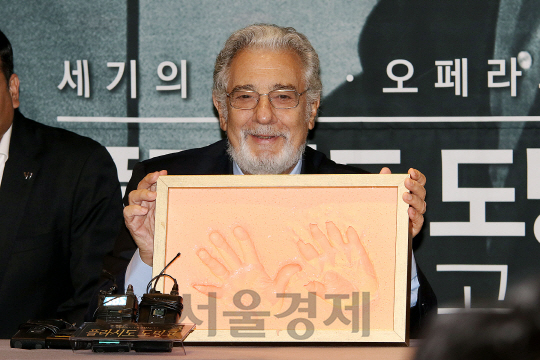 플라시도 도밍고(75)가 30일 오후 서울 광장동 W호텔에서 열린 내한 기자간담회에서 핸드프리팅을 하고 있다.
