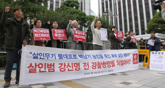 30일 오전 서울 서대문구 경찰청 앞에서 고(故) 백남기 씨가 물대포를 맞았던 민중총궐기 진압 책임자 강신명 전 경찰청장에 대한 처벌 촉구 기자회견이 열리고 있다. /연합뉴스