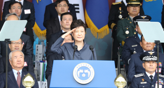 박근혜 대통령이 1일 계룡대에서 열린 제 68주년 국군의 날 행사에서 거수경례하고 있다. /연합뉴스