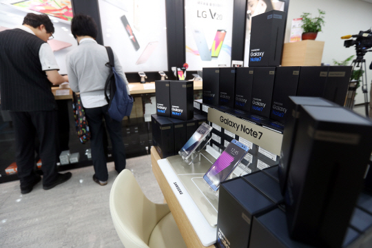 삼성전자 갤럭시노트7이 일반 판매를 다시 시작한 1일 서울 강남구의 한 통신사 매장에 제품이 진열돼 있다. /연합뉴스