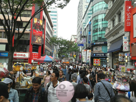 지난 1일 서울 명동 거리가 낮부터 국경절을 맞아 방한한 유커들로 붐비고 있다./사진=이지윤기자