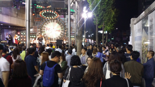 지난 1일 오후11시께 서울 동대문 밀리오레 앞을 지나는 인파. /사진=윤경환기자