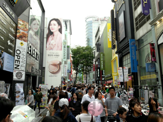 지난 1일 서울 명동 거리가 낮부터 국경절을 맞아 방한한 유커들로 붐비고 있다.      /사진=이지윤기자