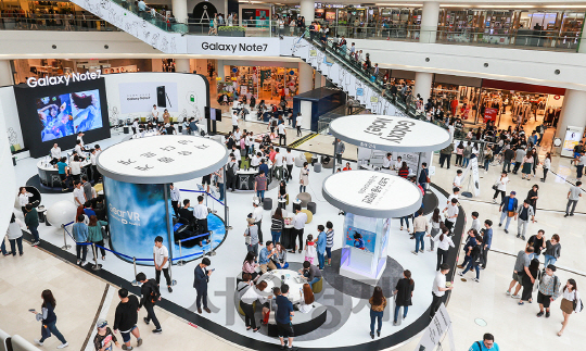지난달 30일부터 서울 영등포 타임스퀘어에 마련된 ‘갤럭시노트7’ 체험존에서 소비자들이 제품 주요 기능을 체험하고 있다. /사진제공=삼성전자