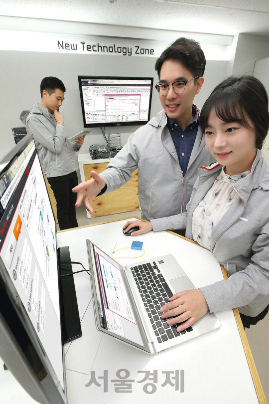 KT 모델들이 서울 우면동 KT 융합기술원에서 NFV 라이선스 관리 기술을 이용해 가상으로 신규 장비를 추가하고 있다. /사진제공=KT