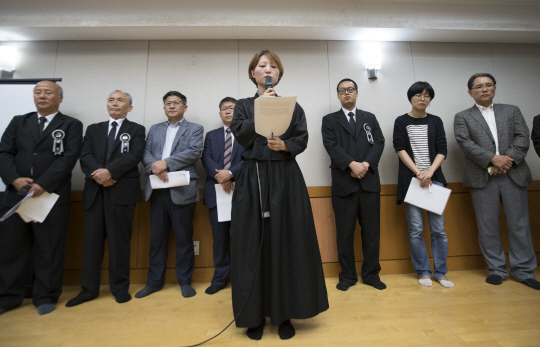 3일 오후 서울대병원 장례식장에서 열린 기자회견에서 백남기씨의 딸 백도라지씨가 서울대병원의 사망진단서 관련해 유족의 입장을 밝히고 있히는 기자회견을 하고 있다. /연합뉴스