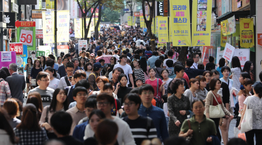 국내 최대 규모 쇼핑 행사인 ‘코리아세일페스타’와 중국 국경절을 맞아 한국을 방문한 관광객과 쇼핑객들로 3일 오후 서울 명동 거리가 붐비고 있다. /연합뉴스
