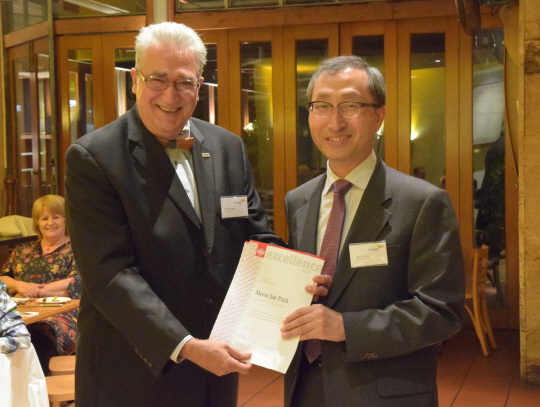 국립산림과학원 박문재(사진 오른쪽) 과장이 호주 멜버른대학교에서 열린 ‘제30회 국제표준화기구 목구조기술위원회 총회’에서 국제표준화기구 우수상을 수상하고 있다. 사진제공=국립산림과학원