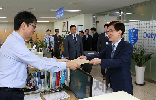 이동호(오른쪽) 현대백화점면세점 대표는 4일 오전 9시경 서울 강남구 논현동에 위치한 관세청 서울본부세관을 직접 방문해 ‘서울지역 시내면세점 특허신청서’를 제출했다. /사진제공=현대백화점