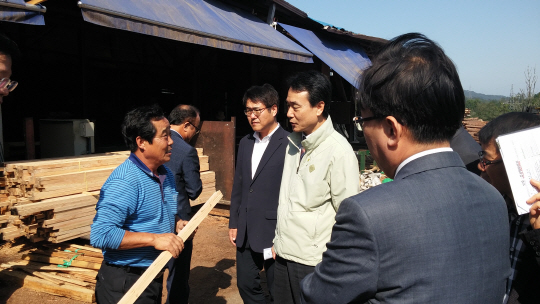 김용하(사진 왼쪽에서 네번째) 산림청 차장이 충북 제천 목재산업시설 현장을 방문해 목재생산 임업인으로부터 목재산업 현황을 청취하고 있다. 사진제공=산림청