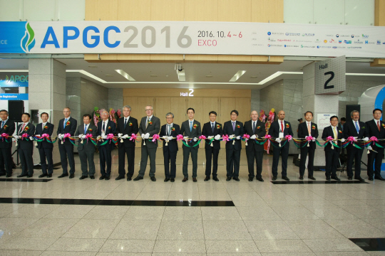 한국가스공사는 4일 국내 유일의 가스관련 국제회의인 ‘APGC(아시아 태평양 가스컨퍼런스) 2016’이 대구 엑스코에서 개막했다고 밝혔다. APGC 전시장 개막식에서 내외빈들이 테이프를 자르고 있다. /사진제공=가스공사