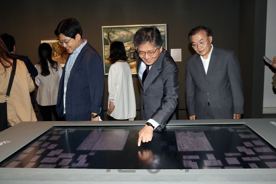 4일 오전 서울 용산구 국립중앙박물관 기획전시실에서 열린 특별전 ‘미술 속 도시, 도시 속 미술’에서 이영훈 국립중앙박물관장이 작품을 살펴보고 있다.