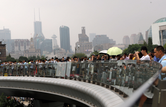 국경일 연휴였던 지난 3일 상하이 푸동신구의 루자쭈이 고가보도에 관광객들이 몰려 서있다./상하이=신화연합뉴스