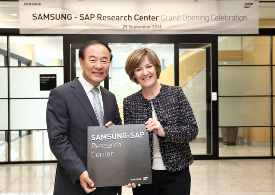 전영현(왼쪽) 삼성전자 메모리사업부 어데어 폭스 마틴 SAP 아시아 태평양 지역 회장이 지난 29일 삼성전자-SAP 공동 리서치센터 개소식 후 기념 촬영을 하고 있다./사진제공=삼성전자