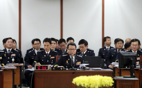 4일 오후 국회 안전행정위원회 국정감사가 열리는 서울지방경찰청 국감장에서 김정훈 서울지방경찰청장이 질의에 답하고 있다. /연합뉴스