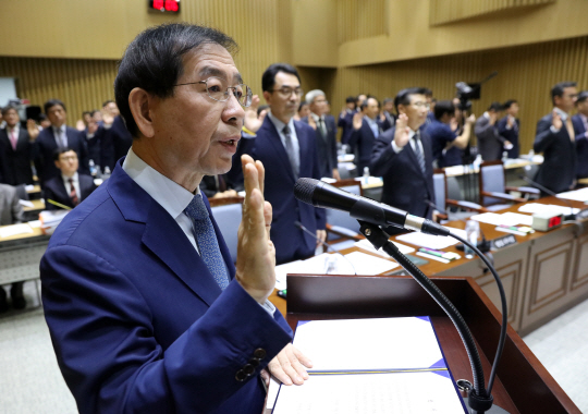 4일 오전 서울시청에서 열린 국회 안전행정위원회 국정감사에서 박원순 서울시장이 증인 선서를 하고 있다. /연합뉴스