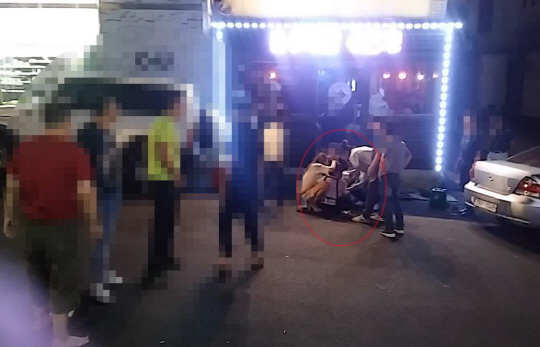 지난달 9일 음식값 지불을 요구하는 식당 주인을 집단 폭행한 중국인 7명이 재판에 넘겨졌다. /연합뉴스