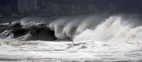 제18호 태풍 ‘차바’(CHABA)의 영향으로 부산 해운대해수욕장에서 거대한 파도가 몰아치고 있다. /연합뉴스