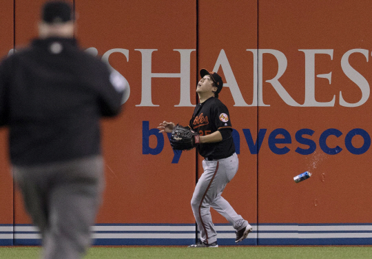 Baltimore Orioles‘ Hyun Soo Kim gets under a fly ball as a can falls past him during the seventh inning of an American League wild-card baseball game against the Toronto Blue Jays in Toronto, Tuesday, Oct. 4, 2016. (Mark Blinch/The Canadian Press via AP)      <저작권자(c) 연합뉴스, 무단 전재-재배포 금지>