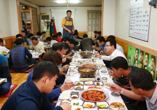 허태정(사진 오른쪽 세 번째) 유성구청장이 직원들과 구청 주변 식당에서 점심식사를 하고 있다. 사진제공=유성구