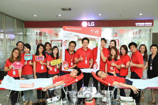 LG전자 태국법인 임직원들이 지난 달 진행된 ‘라이프스 굿 위드 LG(Life’s Good with LG) 헌혈캠페인’에 참여하고 있다. LG전자는 이달 말까지 한국을 비롯한 러시아, 태국, 인도 등 해외법인 10곳에서 이 캠페인을 진행한다. / 사진제공=LG전자