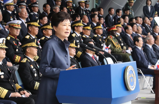 박근혜 대통령이 지난 1일 계룡대에서 열린 제68주년 국군의 날 행사에서 기념사를 하고 있다. /연합뉴스
