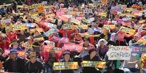 김천시민들이 5일 오후 서울 종로구 보신각 앞에서 사드배치 반대 상경집회를 하고 있다./연합뉴스