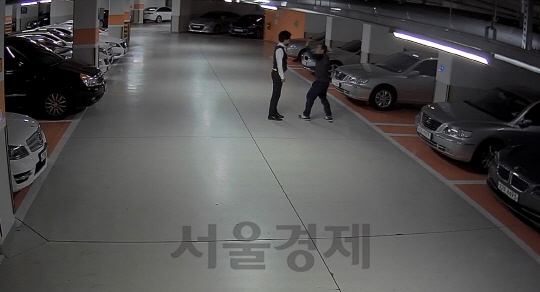 지난 달 19일 광주 서구의 한 아파트 주차장에서 주민 이모씨가 큰 소리로 휴대전화를 하자 이를 제지하던 경비원을 폭행하는 장면이 촬영된 주차장 CCTV 화면.