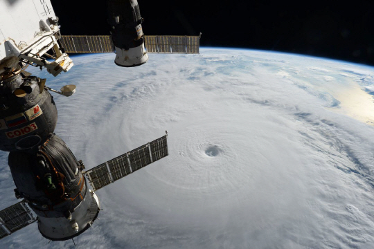 우주에서 본 태풍 ‘차바’의 모습. 일본 우주비행사 오니시 다쿠야(大西卓哉) 씨가 국제우주정거장에서 촬영했다(트위터 ‘JAXA오니시우주비행사활동보고’). / 사진=교도·연합뉴스
