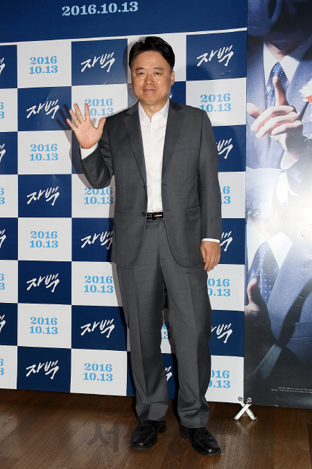 최승호 감독이 5일 오후 서울 메가박스 코엑스에서 열린 ‘자백’ VIP시사회에 참석해 포토타임을 갖고 있다.